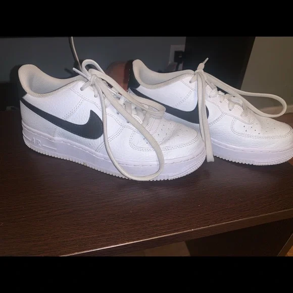 Air Force 1 - Picture 1 of 4